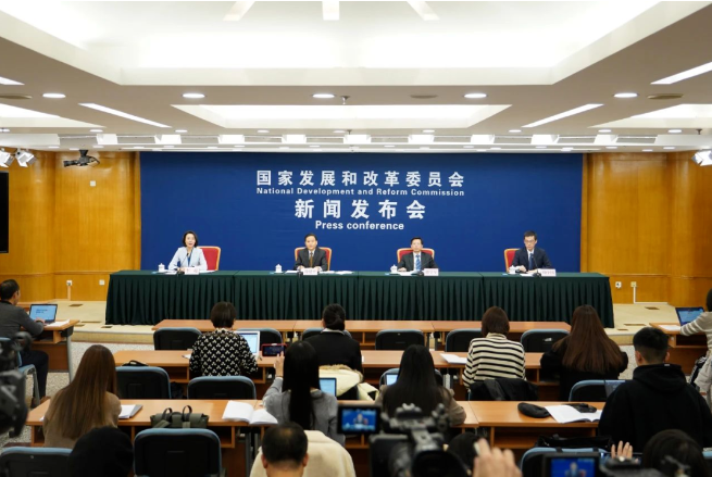 中國光伏、風電產業分別貢獻了全球市場超過75%的光伏組件和70%的風電關鍵零部件